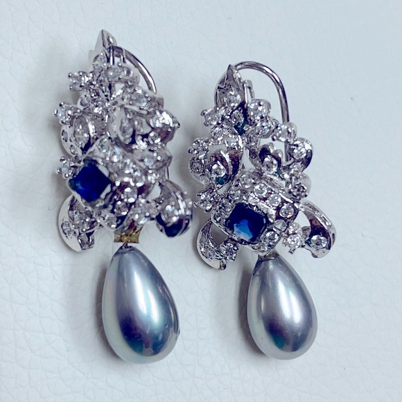 Jewelry - Silver tear drop embellished earrings